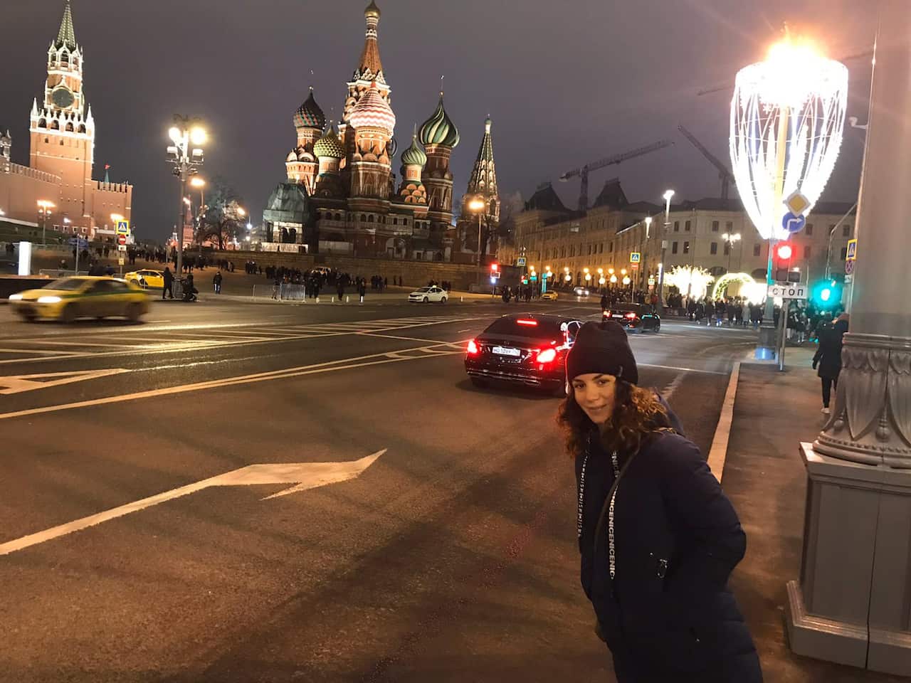 Mosca, Luana Bosio all'ingresso della Piazza Rossa, con a sinistra il Cremlino e a destra la cattedrale di San Basilio