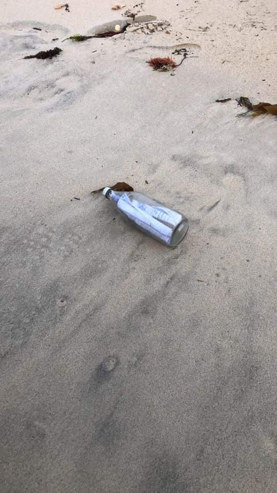 A bottle fpound in Blow Hole beach, containing pages written in French