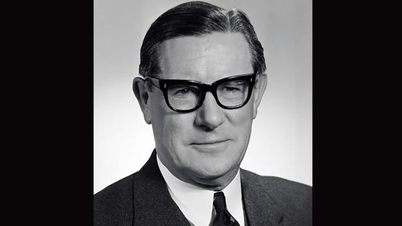 Nigel Bowen was the Australian foreign minister when bangladesh was recognised.