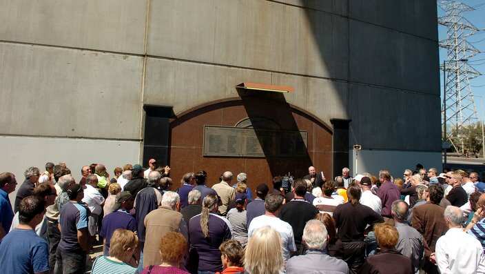 A crowd attends the memorial for the 37th anniversary of the West Gate Bridge disaster in Melbourne (Oct. 15, 2007).