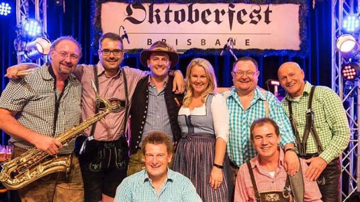 Die Band wird extra aus Bayern eingeflogen und spielt alles was gaudi macht auf Münchner Tanzflächen.