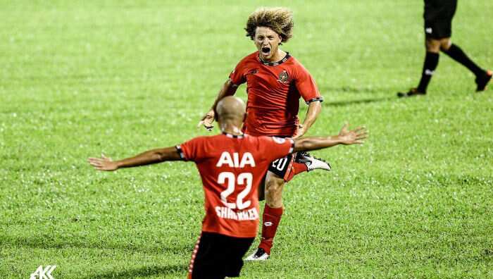 Blake Ricciuto con el equipo de Brunei