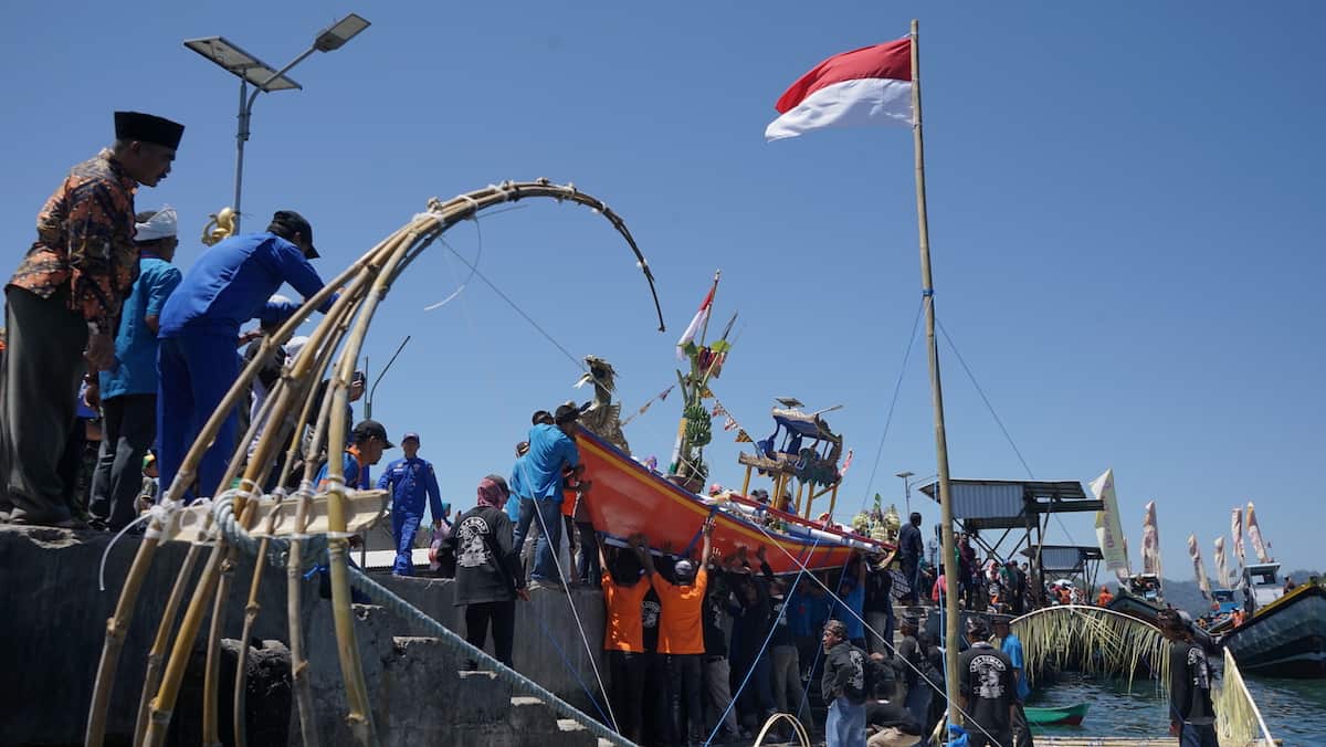 Gotong royong, a practice of community participation in Indonesia.