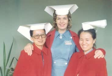 1973년 멜버른에서 조산학 과정 유학 중 김영옥 선생(오른쪽)