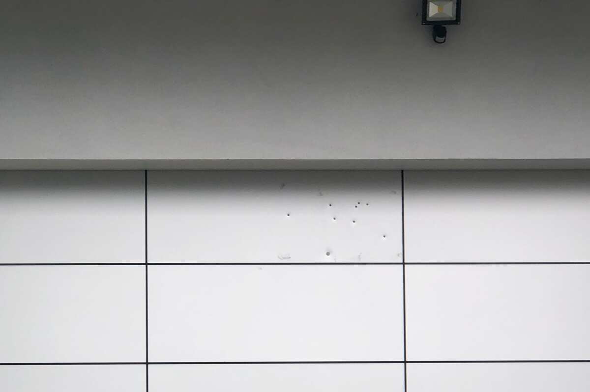 بالإمكان رؤية ثغرات في بوابة المنزل الأمامية والتي خلفها إطلاق النار على منزل الدبلوماسي العراقي.