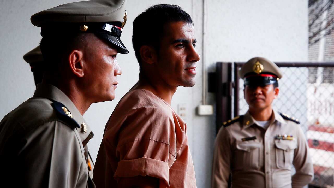 Hakeem Al-Araibi (C) walks while escorted by Thai prison officers following an extradition hearing at the Criminal Court in Bangkok on 4/2/19.
