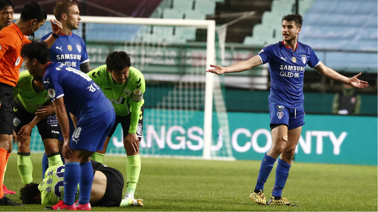 Terry Antonis in action for Suwon Bluewings