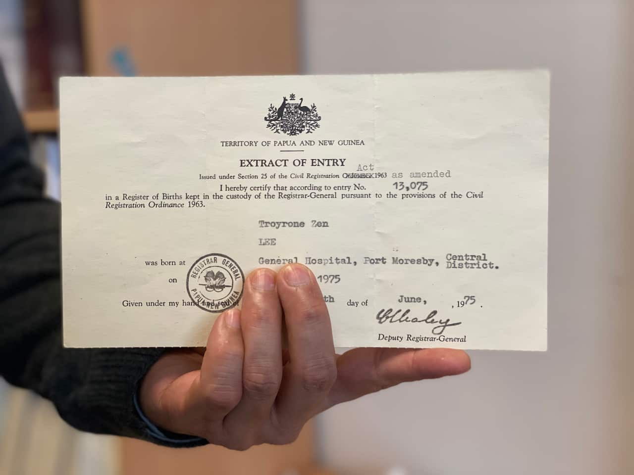 Certificate registering Troy Lee's birth with the Australian government.