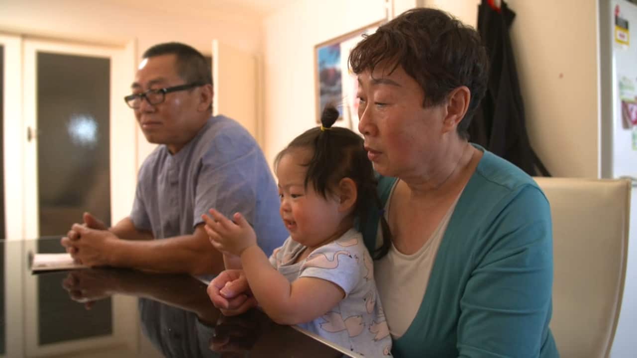 居住在墨爾本的Can Liu和Julie Jin夫婦對聯邦政府要求父母簽證申請人需要在海外獲得簽證的要求感到擔憂。