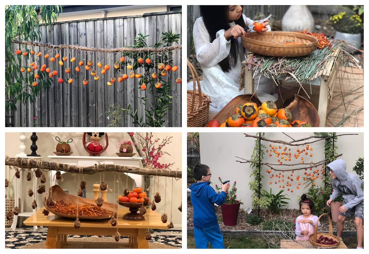 Các con phụ mẹ gọt hồng và phơi khô