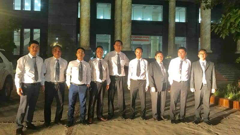 Luật sư Ngô Ngọc Trai (thứ tư từ trái ) chụp hình lưu niệm với các luật sư bào chữa sau khi kết thúc phiên xử lúc hơn 9 giờ tối 10/7/2018 tại Tòa án Nhân Dân Hà Nội 