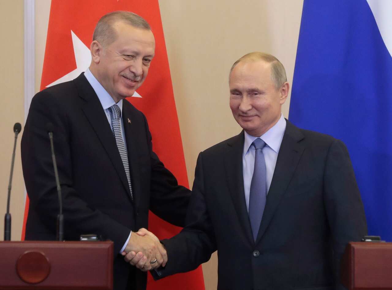 Russian President Vladimir Putin (R) shakes hands with Turkish President Recep Tayyip Erdogan (L) during their joint news conference.