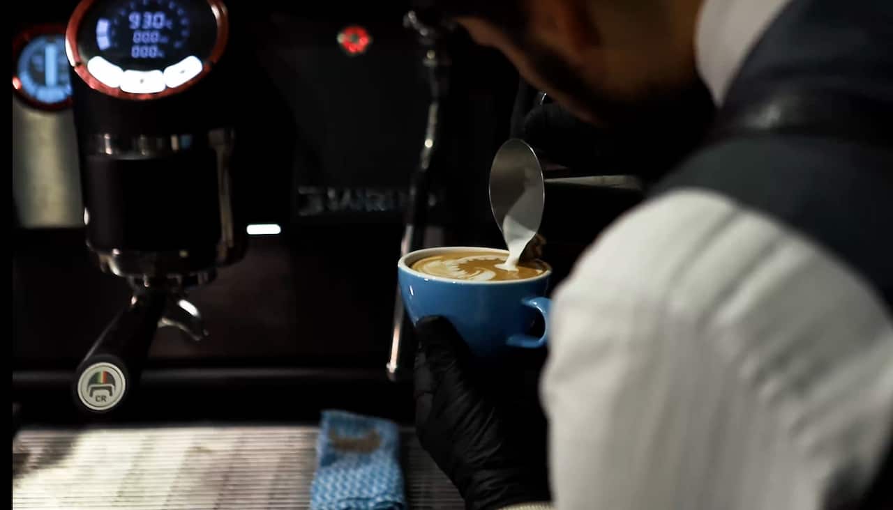 “Sí, a mí me gusta ver cómo el café cae en la tasa… y (me gustaba) ponerme a pintar con lo que sobraba del café”, 