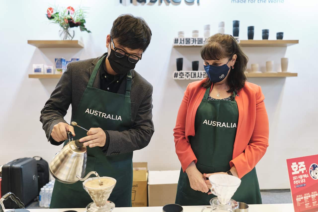 Chanho Hong and Australian Ambassador to the Republic of Korea. Ms Catherine Raper