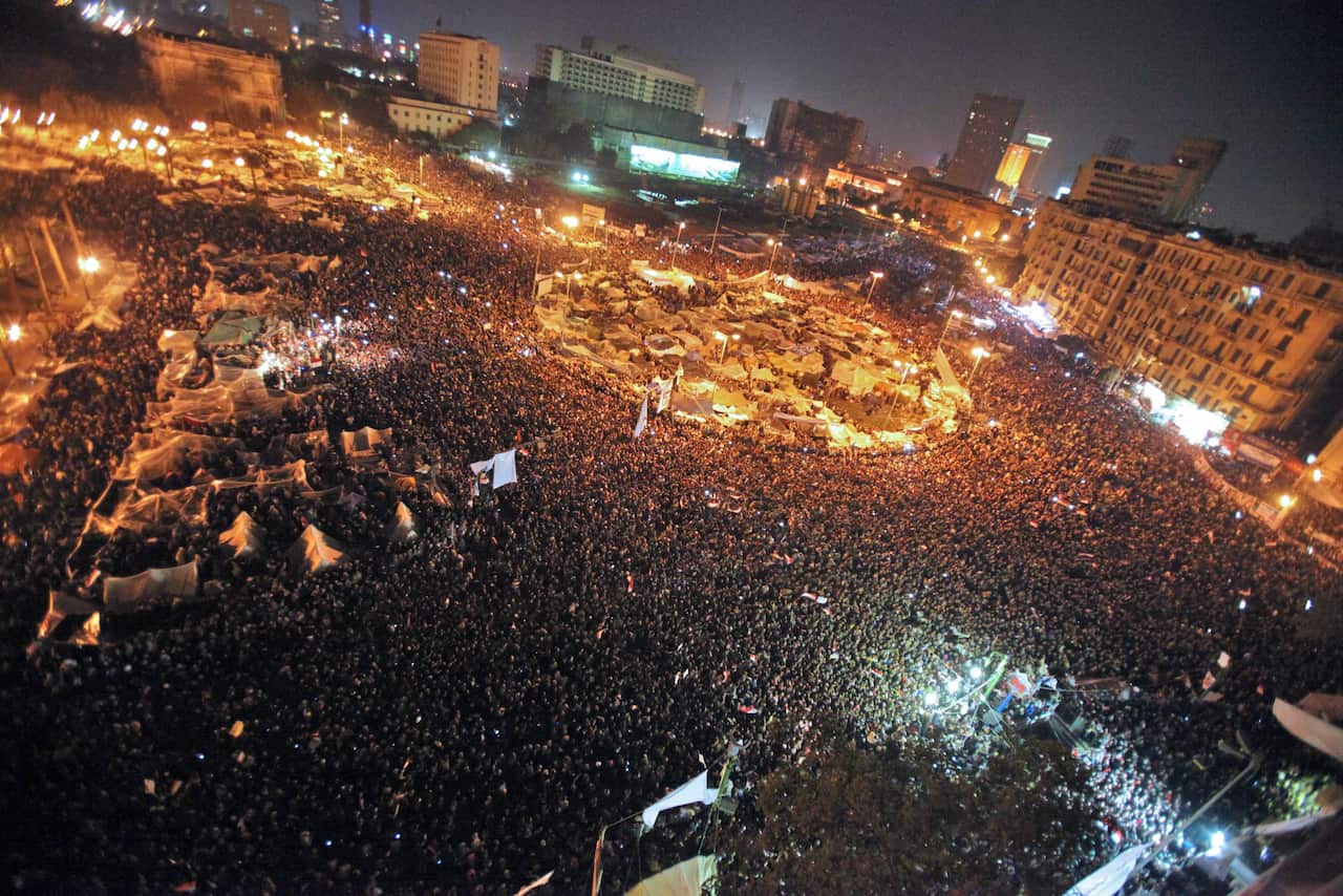 epa02575317 A general view of anti-government protesters during the televised statement of Egyptian President Hosni Mubarak, in Tahrir Square, Cairo, Egypt, 10 February 2011. Anti-government protesters reacted furiously at Egyptian President Hosny Mubarak