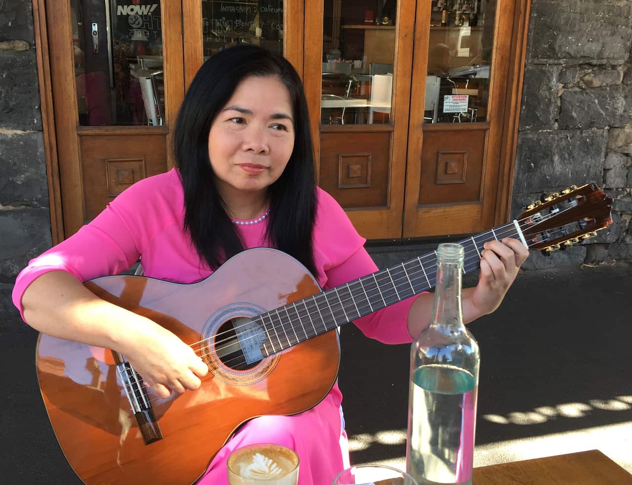 Chuyên gia tham vấn Cẩm Văn khuyến khích các bác cao niên tham gia các sinh hoạt cộng đồng và tôn giáo tại địa phương bằng tiếng Việt để quen với cuộc sống ở Úc