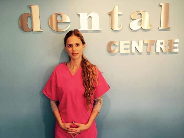 Camila comenzó a trabajar como asistente dental en Australia en 2016. Sin tener la convalidación de sus estudios como dentista ha logrado desempeñarse como coordinadora en una de las tres clínicas donde trabaja en Sídney.