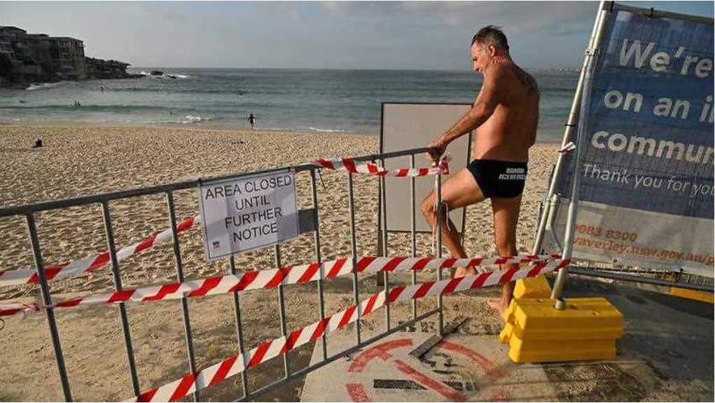 Beachgoers ignore barriers at Bondi beach