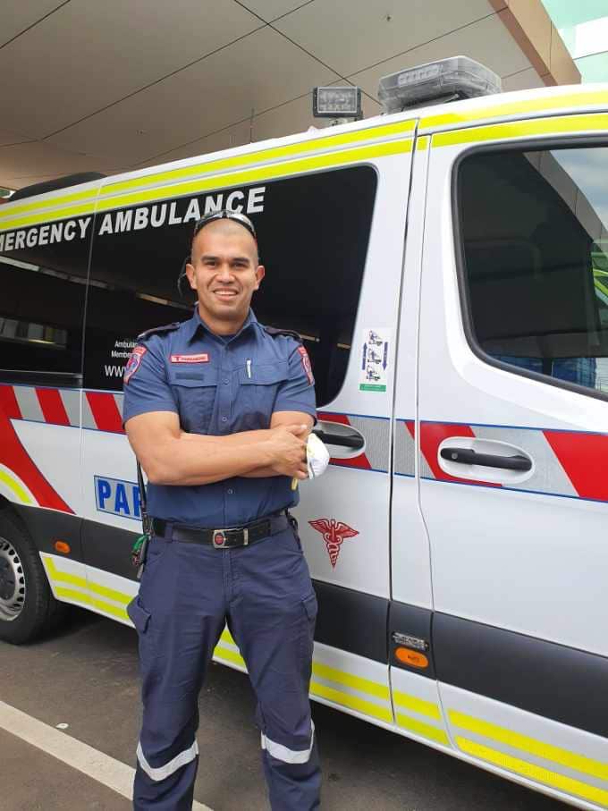 Carlos Arena, paramédico colombiano de Victoria, sin  su máscara protectora exclusivamente para tomarse una foto para este artículo. 