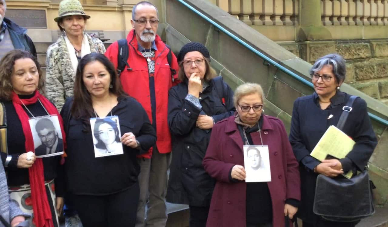 La abogada Adriana Navarro (derecha)