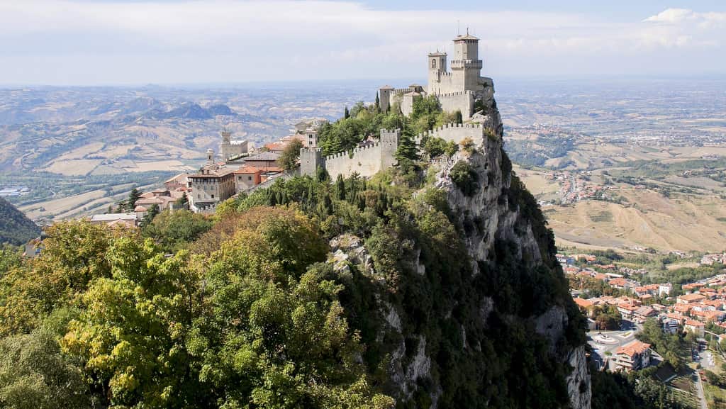castle-of-san-marino-3880525_1920.jpg