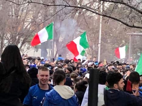Un'immagine dei tifosi italiani a Lygon street