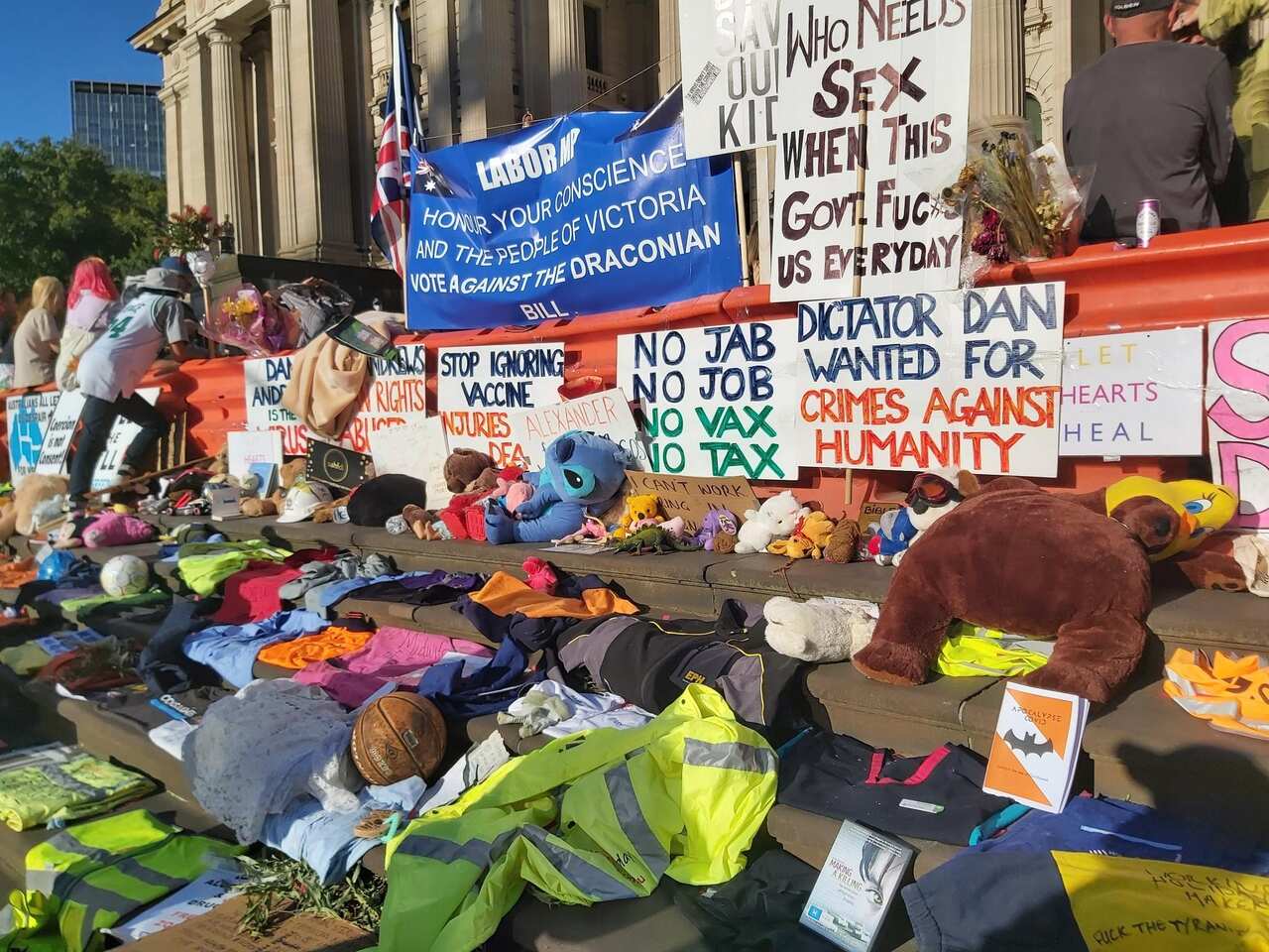 在維州議會外示威的民眾在梯級上展示一些個人物品，以紀念他們失去的東西。