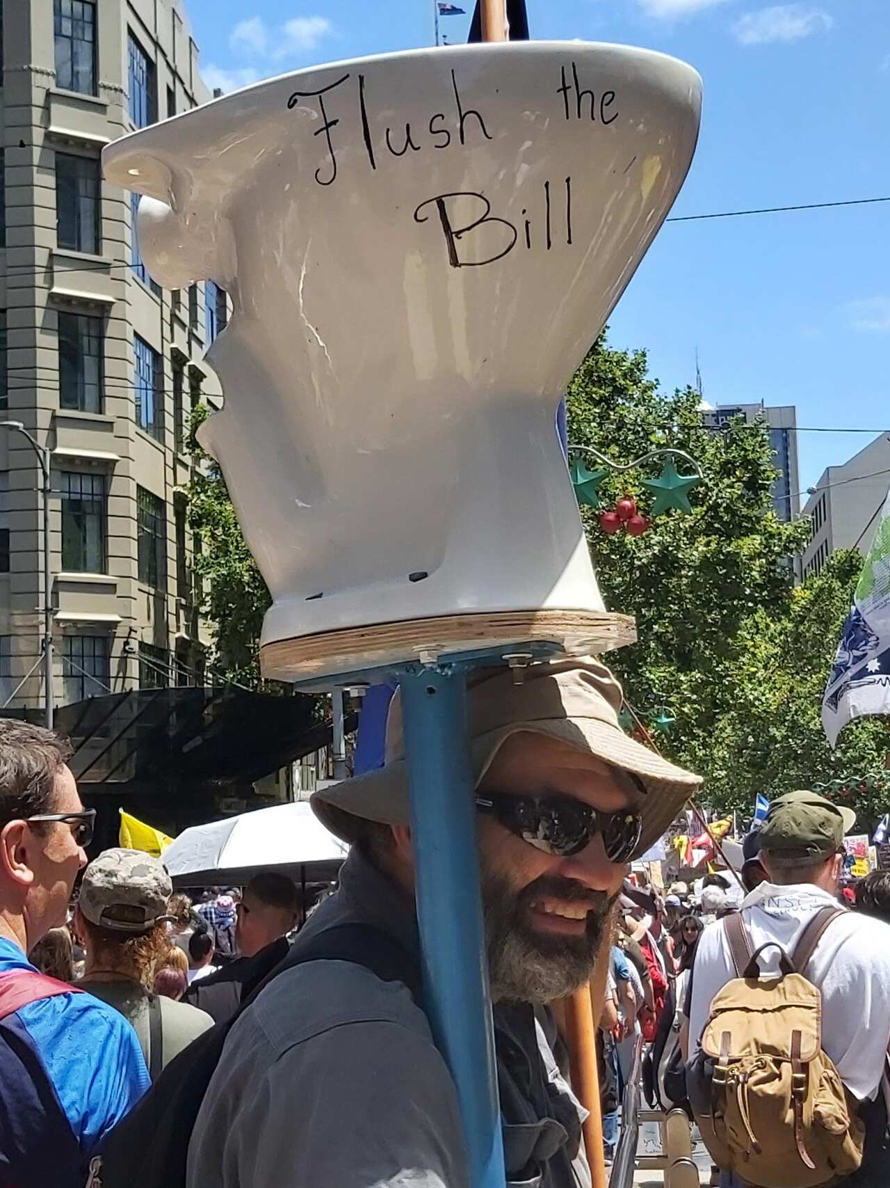 維州示威者手持創意標語。