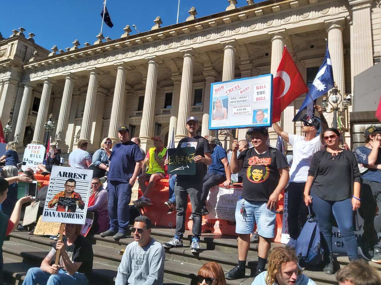 遊行人士在維州議會外，抗議強制接種新冠疫苗。