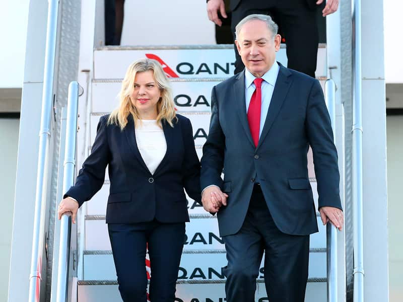 Israeli Prime Minister Benjamin Netanyahu (R)