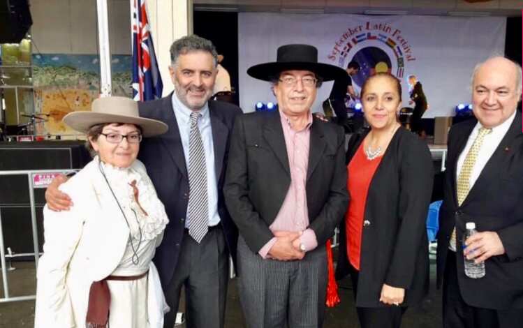 Cecilia (derecha) en un evento comunitario en compañía de líderes, artistas y políticos de la comunidad hispana.