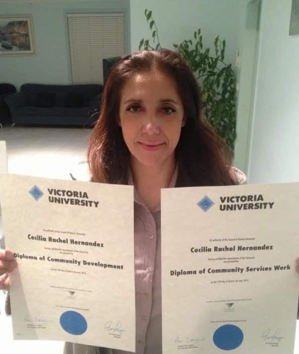 Cecilia con sus calificaciones para trabajar en el sector comunitario y asistencial social.