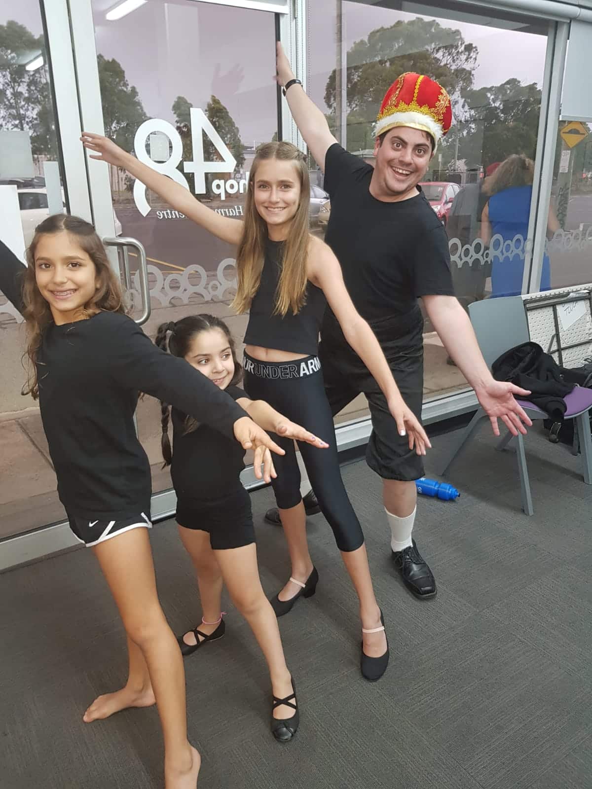 من فريق عمل المسرحية