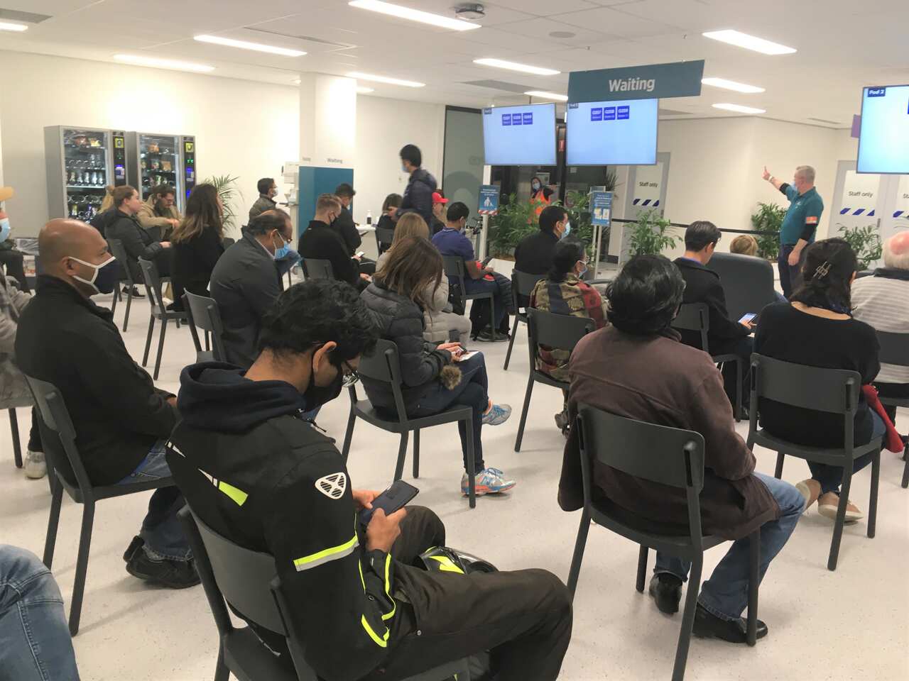 Sala de espera del centro de vacunación masiva de Nueva Gales del Sur, ubicado en el Parque olímpico de Sídney, en Homebush.