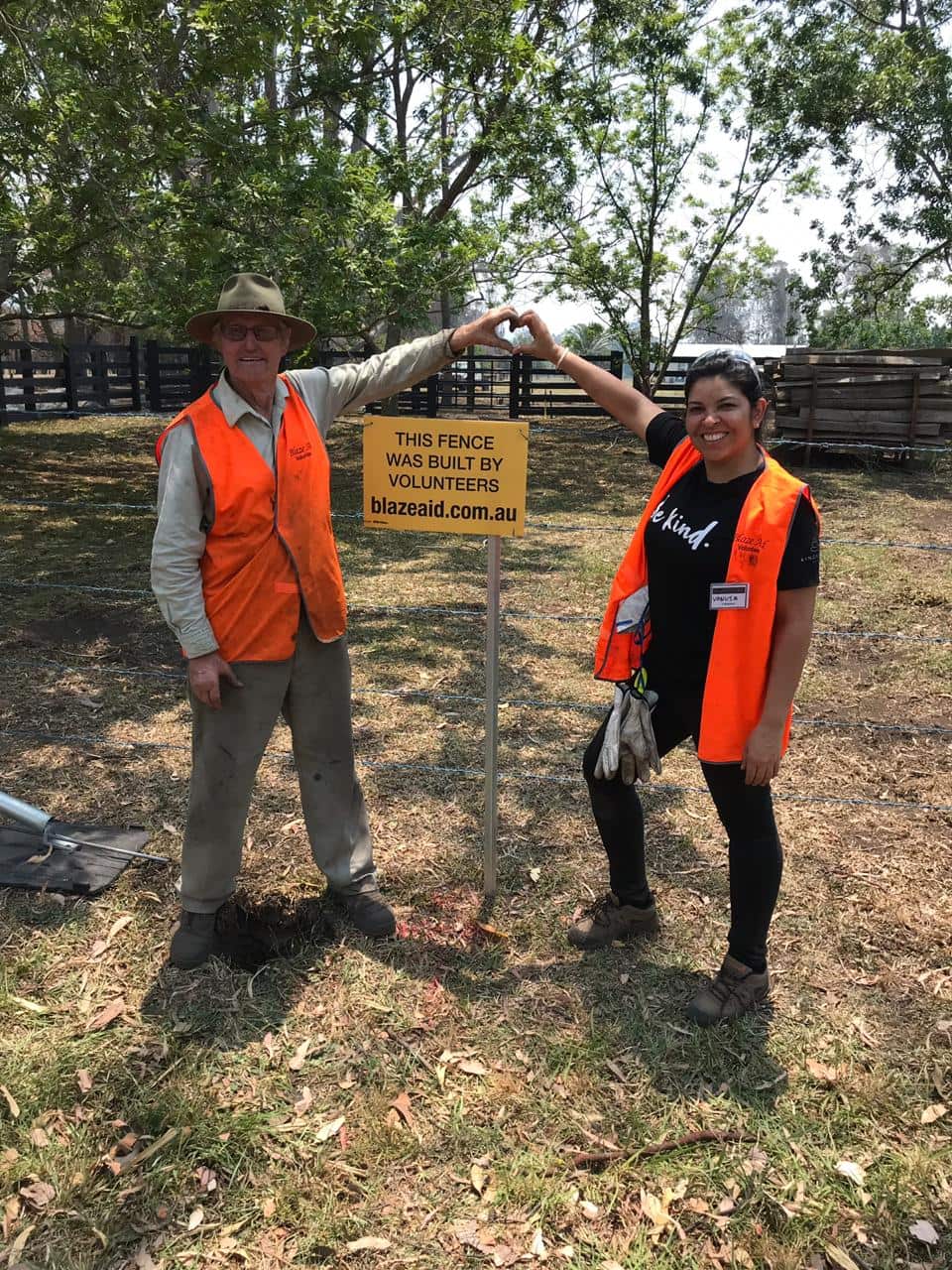 Reconstruir as cercas foi uma das principais tarefas em Old Bar (NSW). Em um fim de semana, a Brazilian Bushfire Brigade (BBA) fez o trabalho de dois meses.