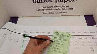 Use o serviço da AEC de tradução do processo de voto para a sua língua, como forma de evitar o voto informal 