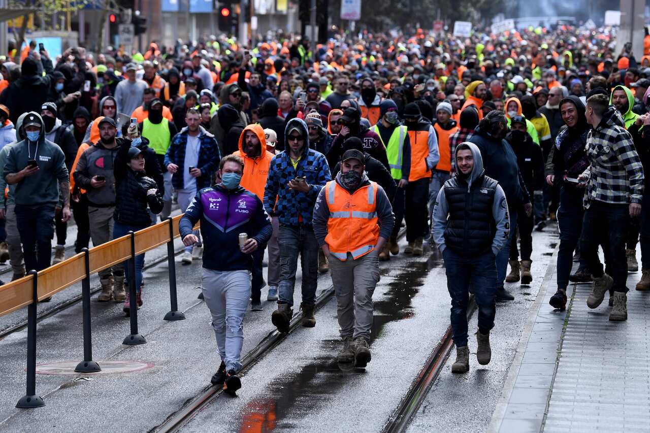 Extremists' blasted as hundreds march in Melbourne during another vaccine protest