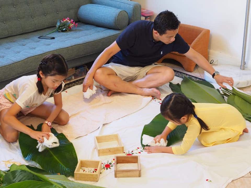 Gia đình chị Hoa gói bánh chưng Tết