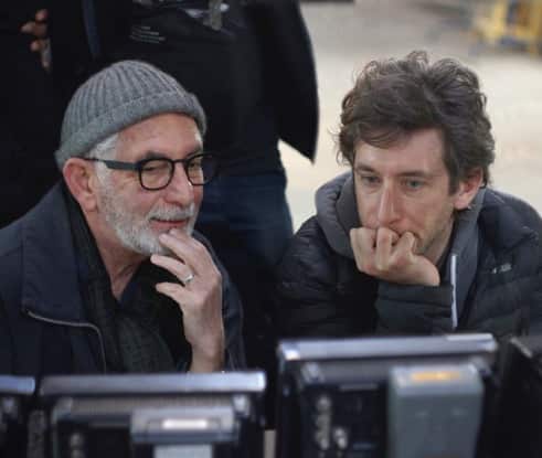 آقای حسین والامنش - چپ - در کنار پسرش نسیم والامنش