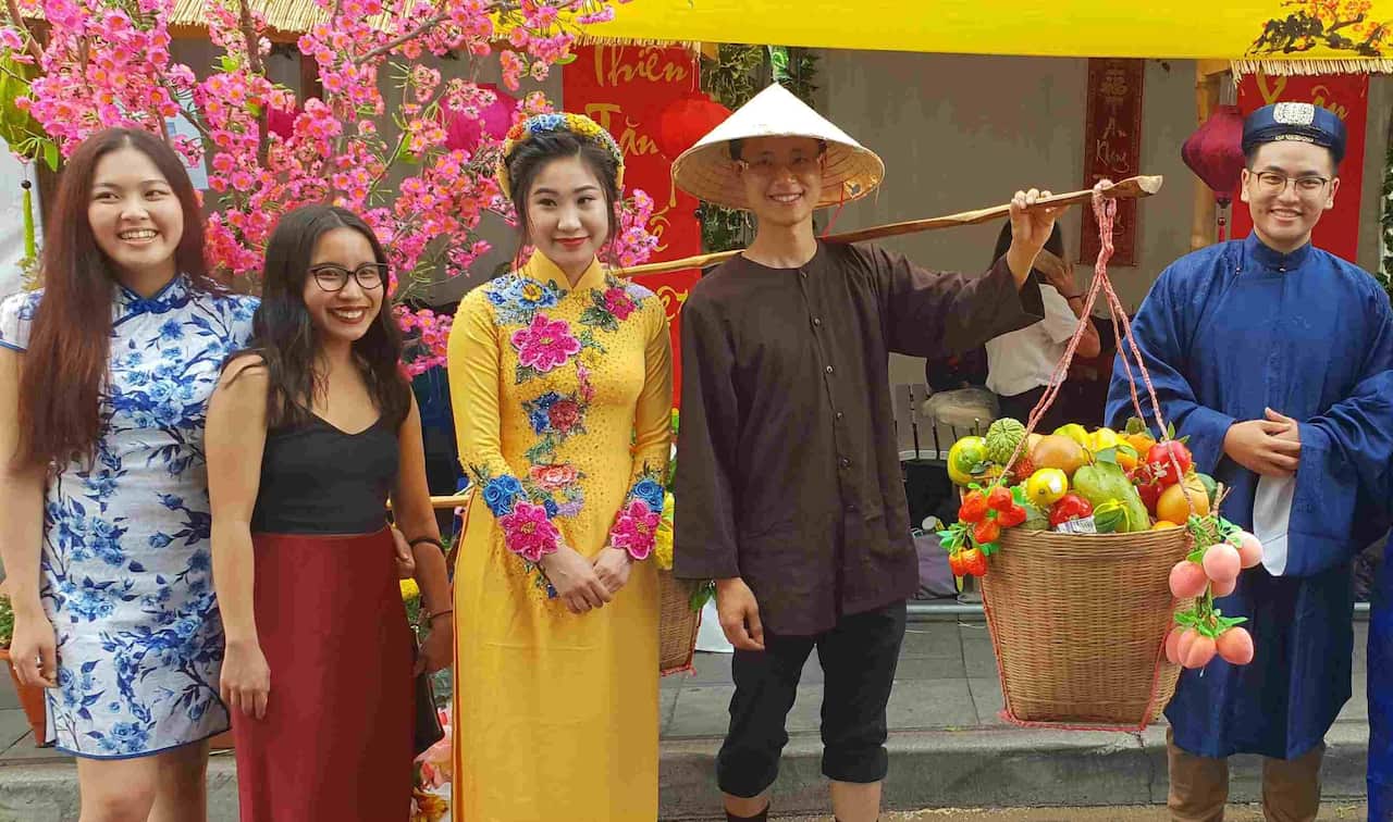 Cháu ngoại của ông Thuất (nam bên phải) hiện là Chủ tịch Tổng hội Sinh viên NSW