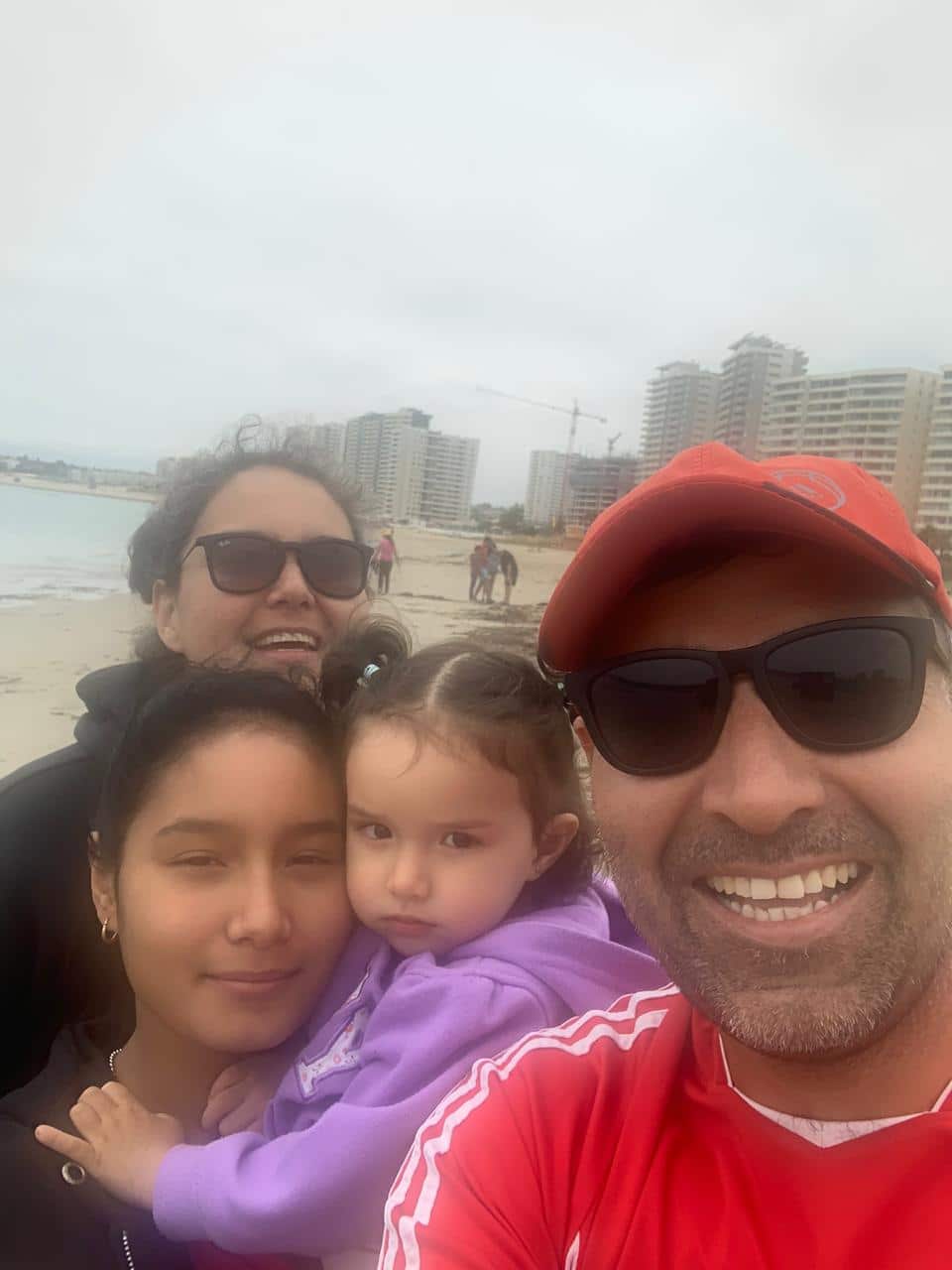 Cheryl y Hugo con sus hijas Tabatha y Kiana