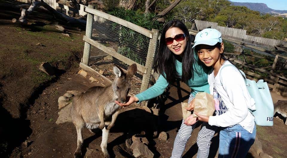 Chị Hồng Vân và con gái. 