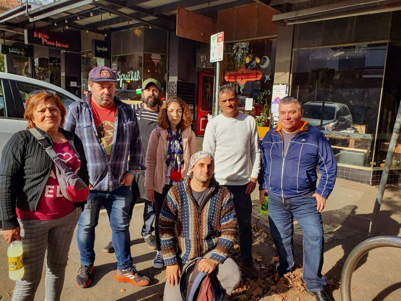 Grupo de voluntarios chilenos y residentes en Australia que están ayudando a sus compatriotas.