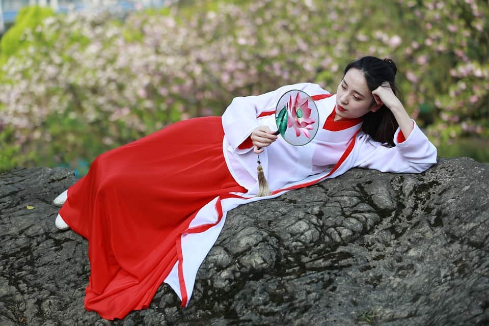 穿古装的东方女性