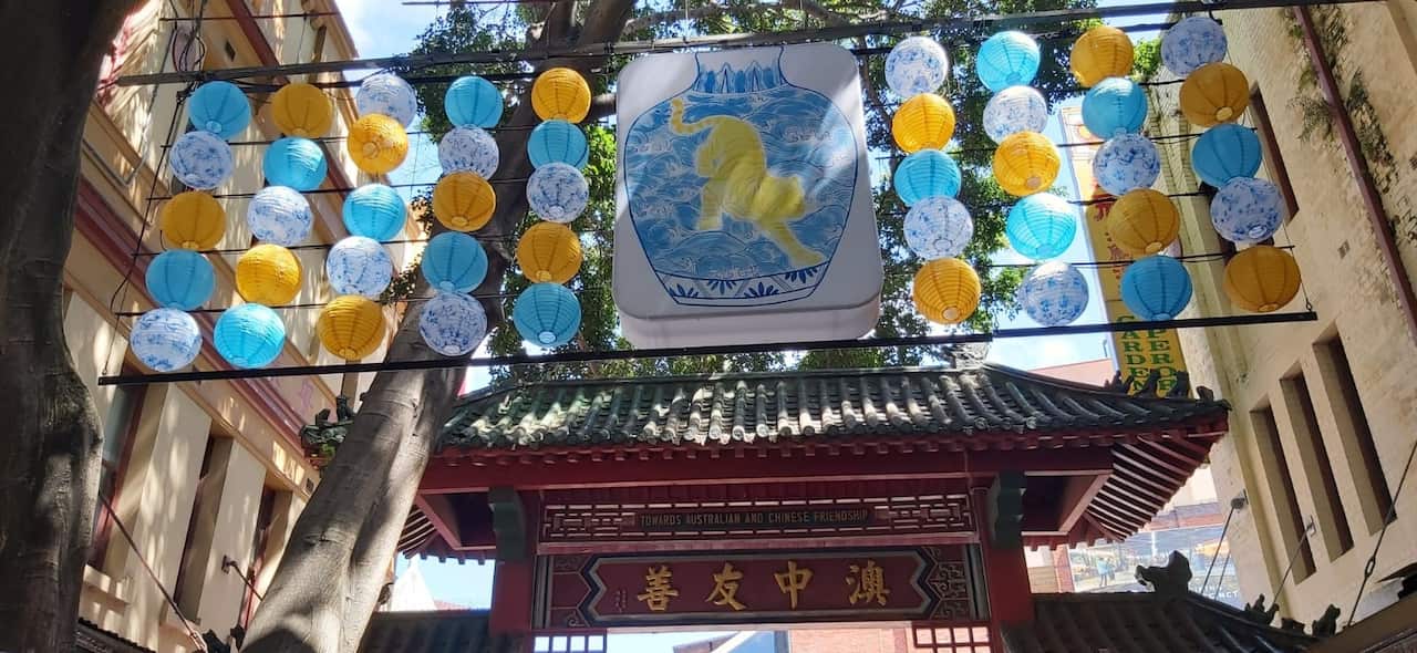 Blue and white are somber colours in traditional Chinese culture. 