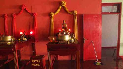 The Hok Tek Bio klenteng (Chinese place of worship) is located close to the church, mosque and Buddhist temple in Ciampea