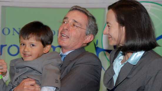 Clara Rojas con el expresidente Uribe y Enmanuel en 2009