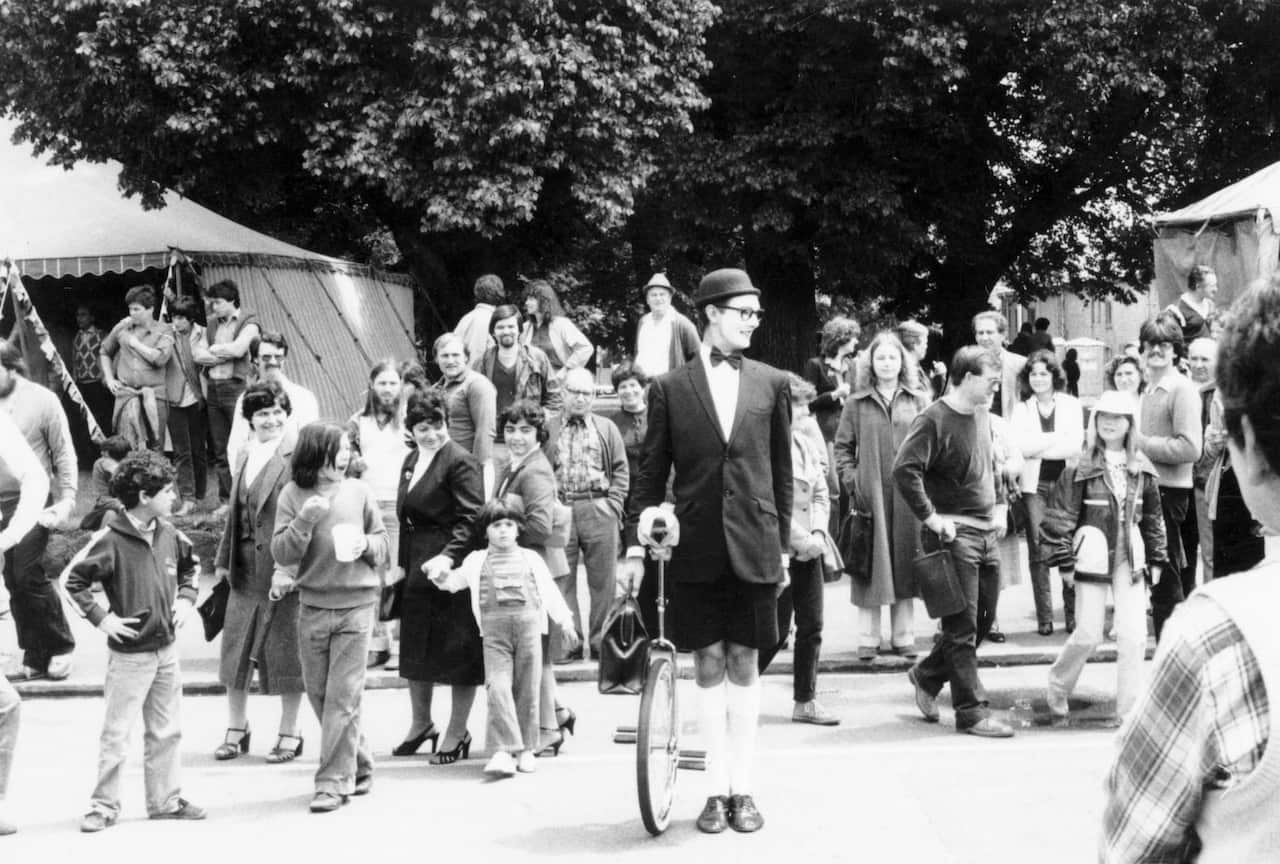 A street performer entertaining the crowds at the 1979 Lygon Street Festa. 
