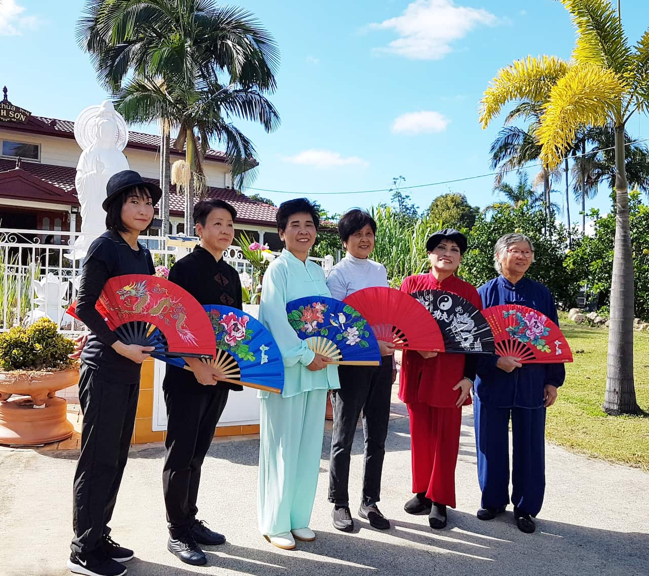 Cô Hạnh Chi (áo xanh ở giữa) cùng các học viên