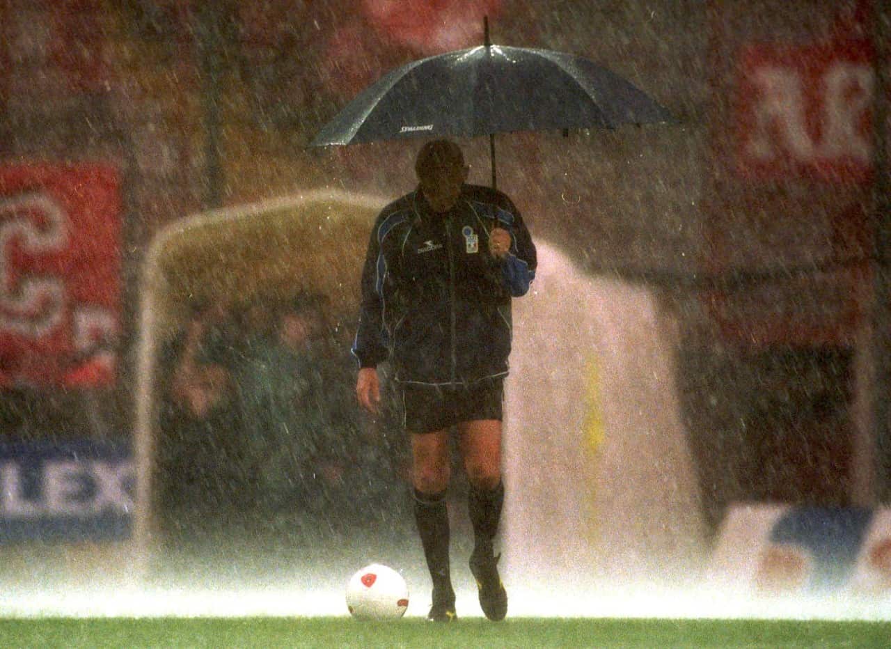 L'arbitro Pierluigi Collina sotto il diluvio di Perugia